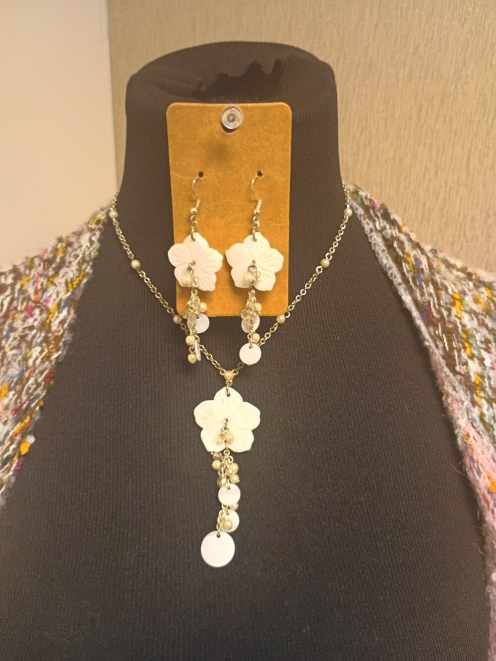 White Flower Dangle Earrings and Necklace Set